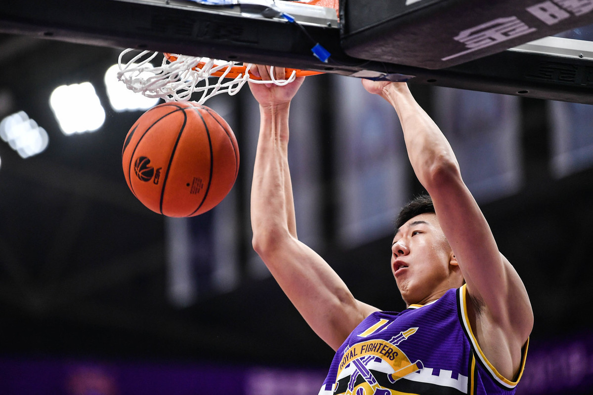 爱游戏-迈阿密热火内部会议纪要流出：集结日队长鼓劲，NBA季后赛使命明确，医务组通报恢复