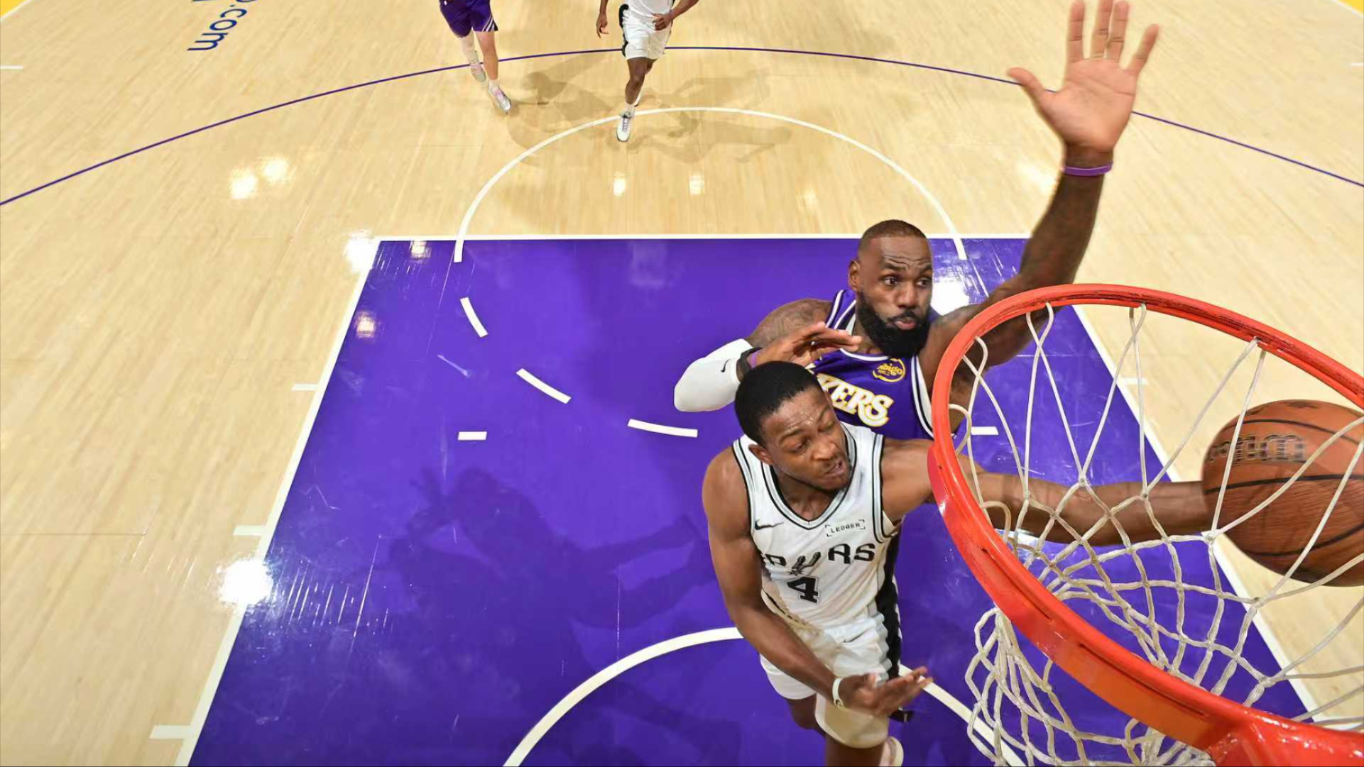 詹姆斯在TL比赛中险胜皇家马德里关键时刻篮板制胜，马德里竞技更衣室发声备战社区盾看傻球迷