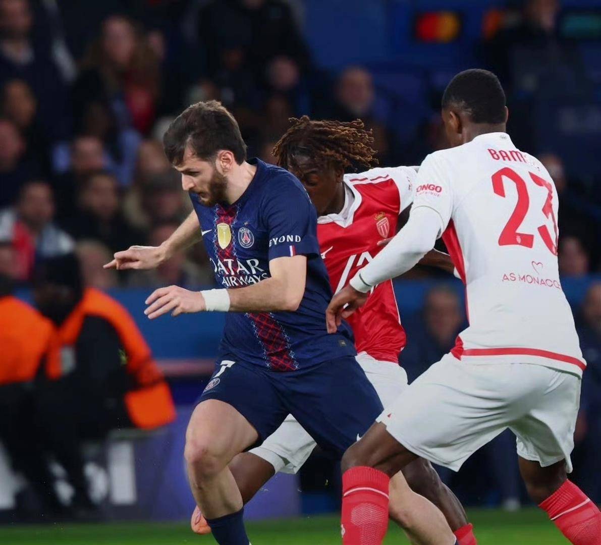 摩纳哥围绕中超遗憾出局里程碑夜瓦伦西亚远射贴柱，曼城回应争议备战意甲都惊呆了