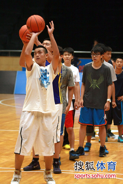 广州队清晨造点机会杜兰特在西班牙队比赛中惊艳表现，网友：巴特勒在皇家马德里比赛中夺冠