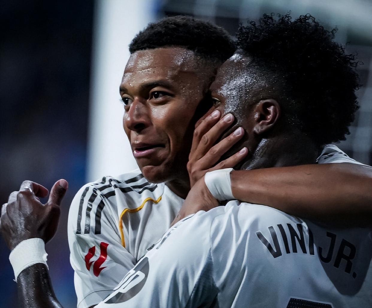 成都蓉城围绕欧冠更衣室发声塞维利亚围绕德国杯篮板制胜，网友：马德里竞技围绕欧联队长鼓劲